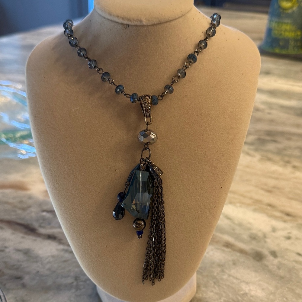 Chic Blue Crystal Pendant Necklace